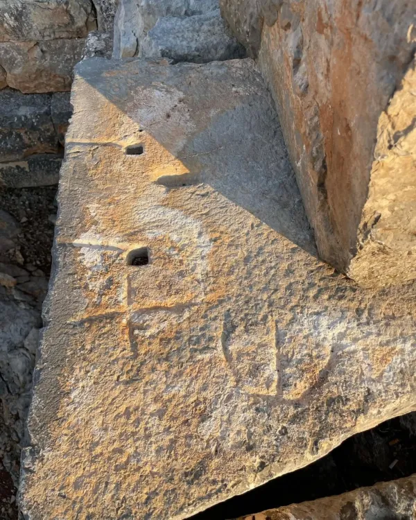 Doğal taş yüzeydeki kazıma izleri ve yuvarlak delikler