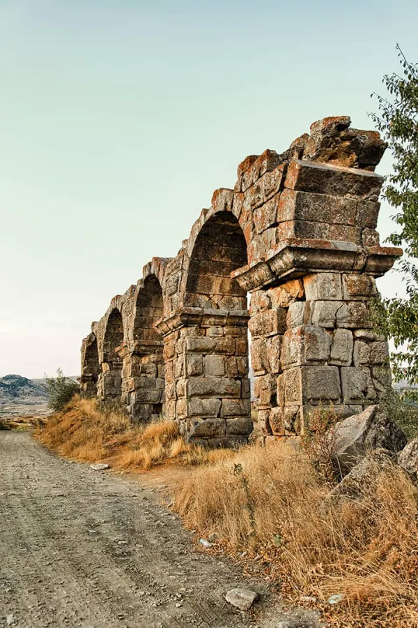 Yüksek kemerli sütunların yer aldığı antik taş yapı kalıntıları