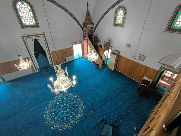 Geniş tavanı ve yerel mimari süslemeleri ile Seferağa Camii iç mekan görüntüsü.