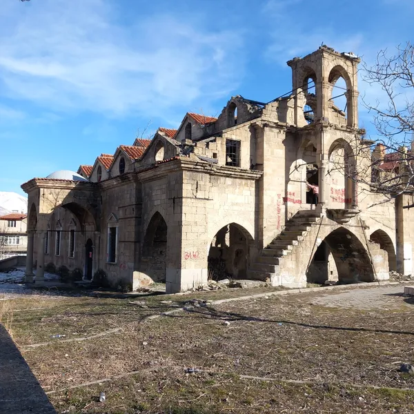 Harabe halindeki Aya İshotya Kilisesi, taş duvarları ve açık pencereleriyle dikkat çekiyor.