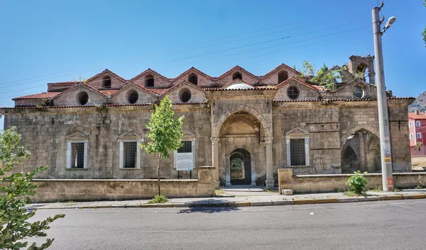 Aya Ishotya Kilisesi'nin taş dış cephesi ve kırmızı kiremitli çatısı.
