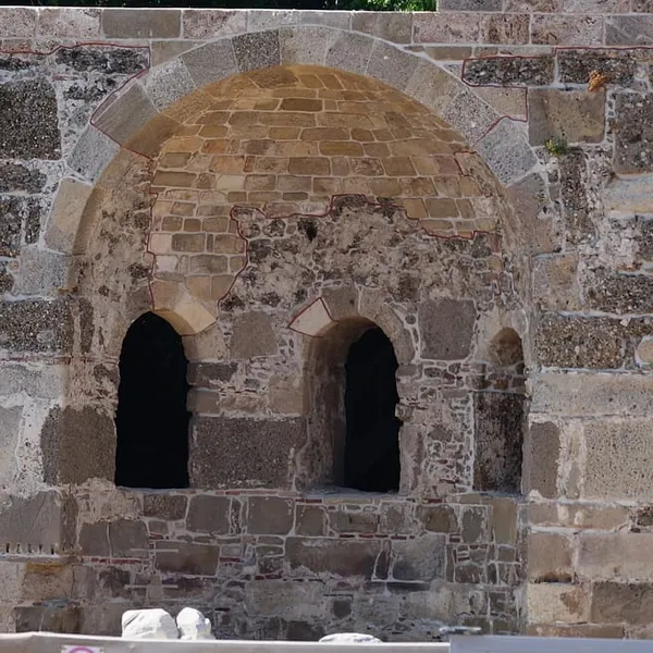 Tarihi men tapınağı, taş duvarları ve geleneksel kemeriyle dikkat çekiyor.