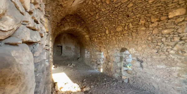 Aya Georgios Kilisesi'nin iç kısmında kubbeli tavan ve taş duvarlar