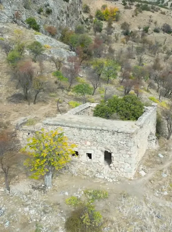 Terkedilmiş Aya Georgios Kilisesi kalıntıları, doğal bir ortamda yer alıyor.