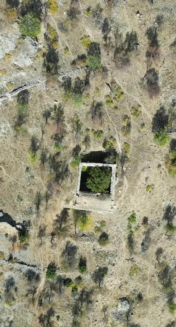 Aya Georgios Kilisesi'nin üstten görünümü, çevresindeki doğal alanla birlikte.