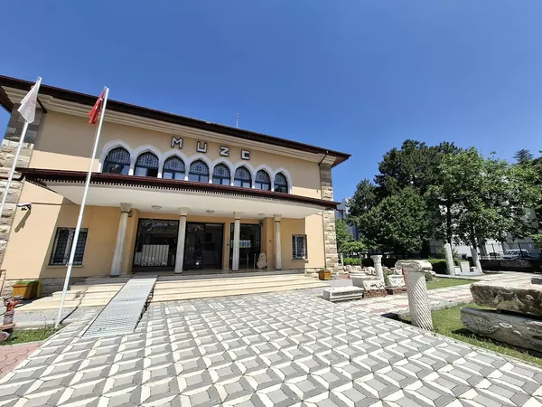 Klasik mimari üsluptaki Yalvaç Müzesi, önünde merdiven ve sütunlarla çevrili.