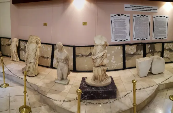 Müze sergisinde beyaz mermer heykeller ve bilgilendirme panoları