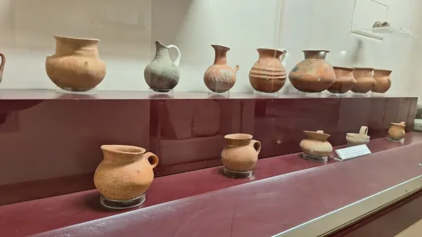 Vitrinde sergilenen çeşitli boyut ve şekillerde seramik kaplar