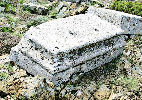 Yüksek bir bölgede yer alan, yosunlu taş yapıya sahip Anaboura Antik Kenti kalıntısı