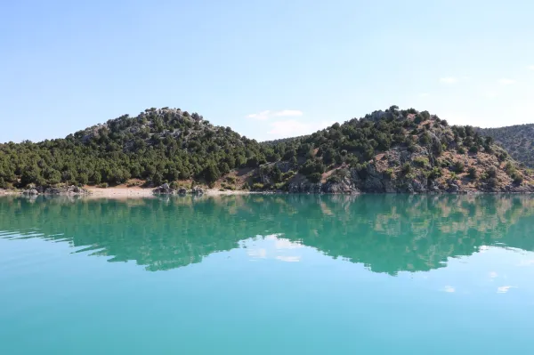 Beyşehir Gölü'nde turkuaz su ve yeşil tepelerle çevrili doğal manzara