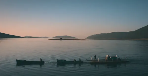 Beyşehir Gölü'nde balıkçı tekneleri ve dağ manzarası