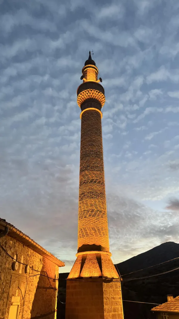 Gece aydınlatmasıyla öne çıkan Çeşnigir Paşa Camii'nin zarif minaresi