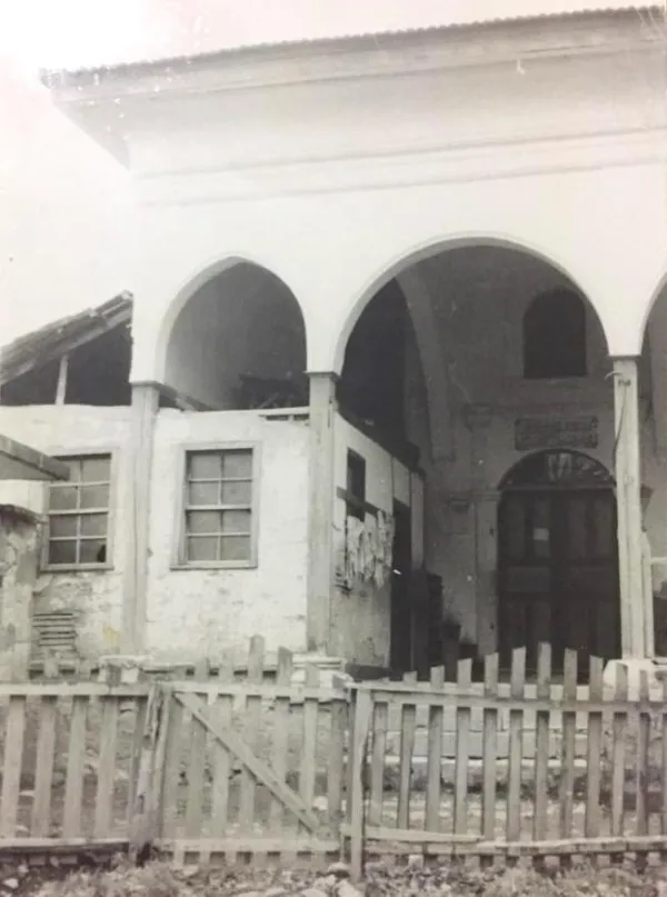 Klasik mimari stiline sahip, terkedilmiş Dalboyunoğlu Camii'nin ön cephesi