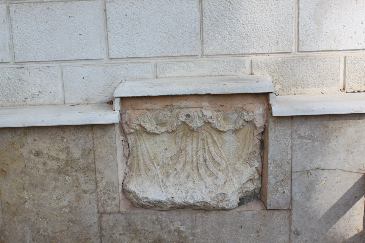 Dalboyunoğlu Camii'nde akantus yapraklarıyla süslemeli taş işleme