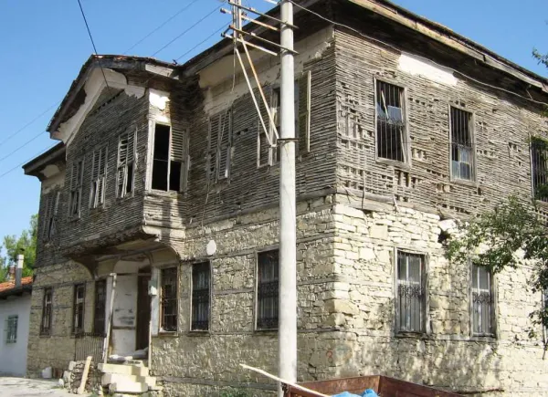 Tarihî bina, taş ve ahşap malzeme ile inşa edilmiş, bakım gerektiren bir yapıdır.