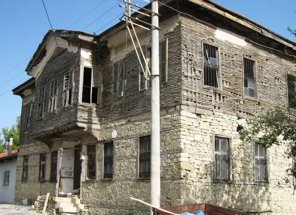 Tarihî bina, taş ve ahşap malzeme ile inşa edilmiş, bakım gerektiren bir yapıdır.