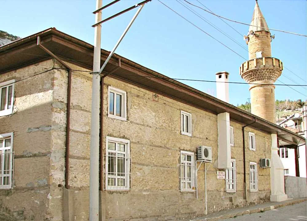 Tarihi Merkez Ağa Camii, silindirik minaresi ve sarımsı taş işçiliğiyle dikkat çekiyor.