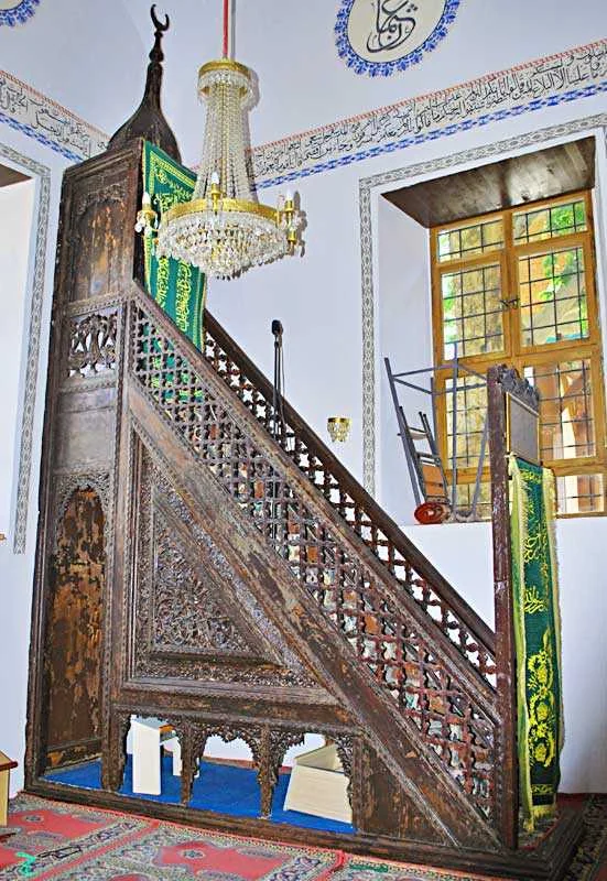 Isparta Alcıklar Fatih Sultan Camii: Şarkikaraağaç'ın Tarihi Mimari Hazinesi