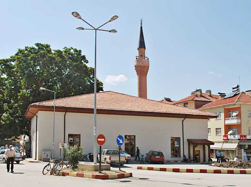 Isparta Alcıklar Fatih Sultan Camii: Şarkikaraağaç'ın Tarihi İnanç Merkezi