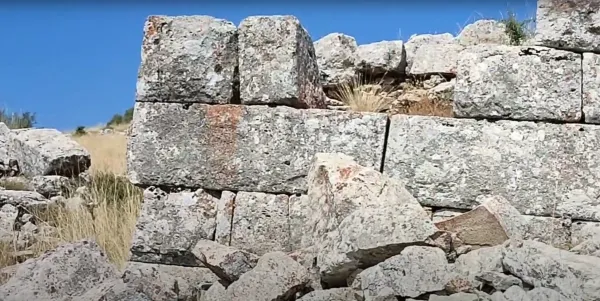 Conana Antik Kenti'nde yer alan büyük taş blokların kalıntıları ve doğal çevre