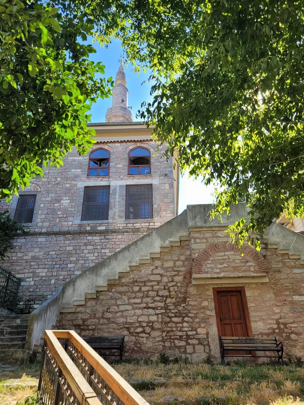 Taş yapılı Feyzullah Paşa Camii, şık minaresi ve doğal yeşillik ile çevrili.
