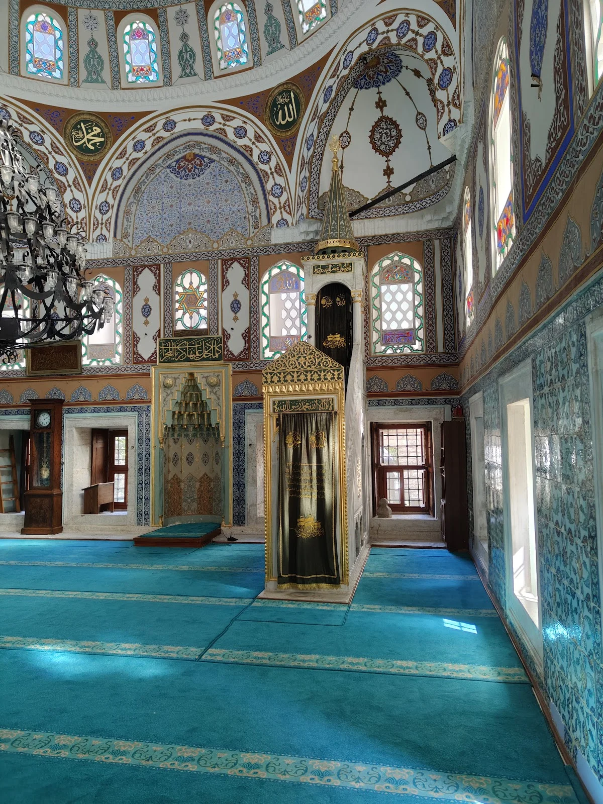 Feyzullah Paşa Camii'nin zarif tavanı ve renkli vitray pencereleriyle süslenmiş iç mekanı.