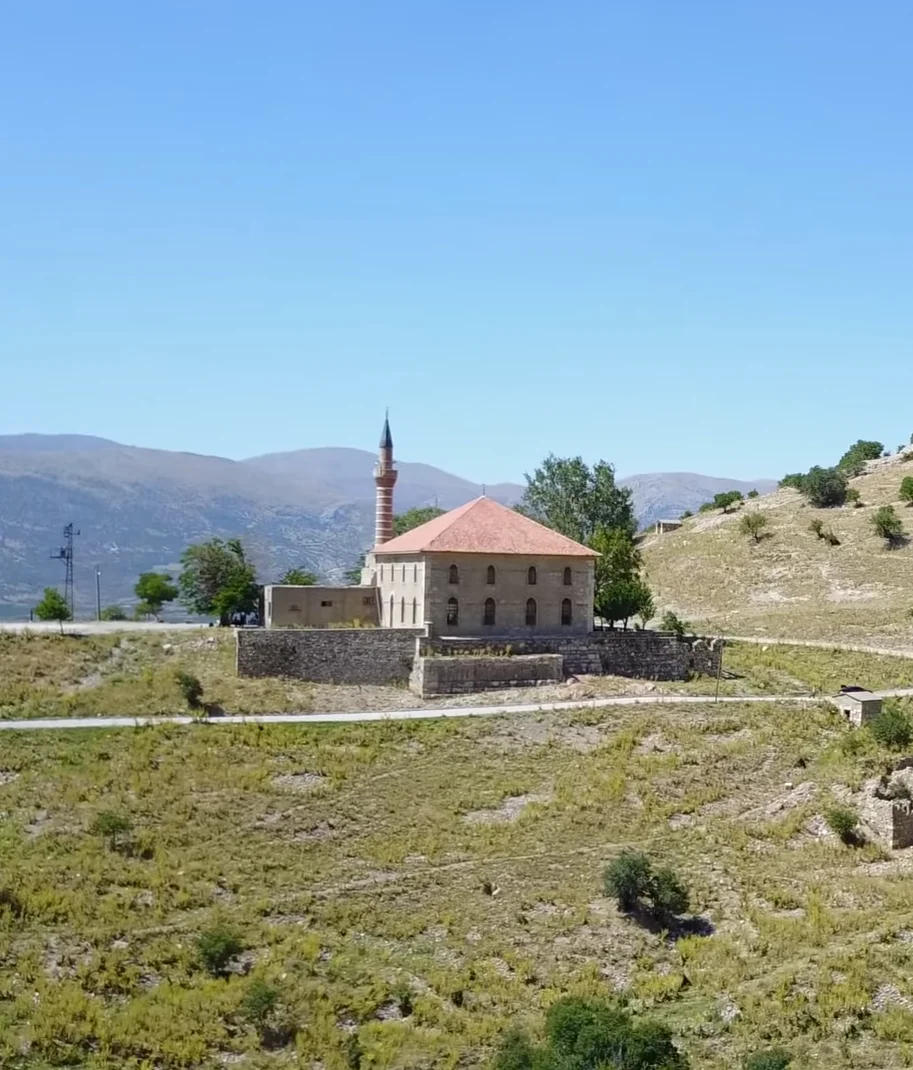 Yemyeşil doğa içinde yer alan Alaaddin Camii ve minaresi