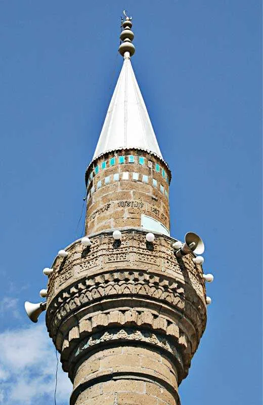 Ali Efendi Camii'nin yüksek minaresinin detayları ve mavi beyaz taşları görünmekte.