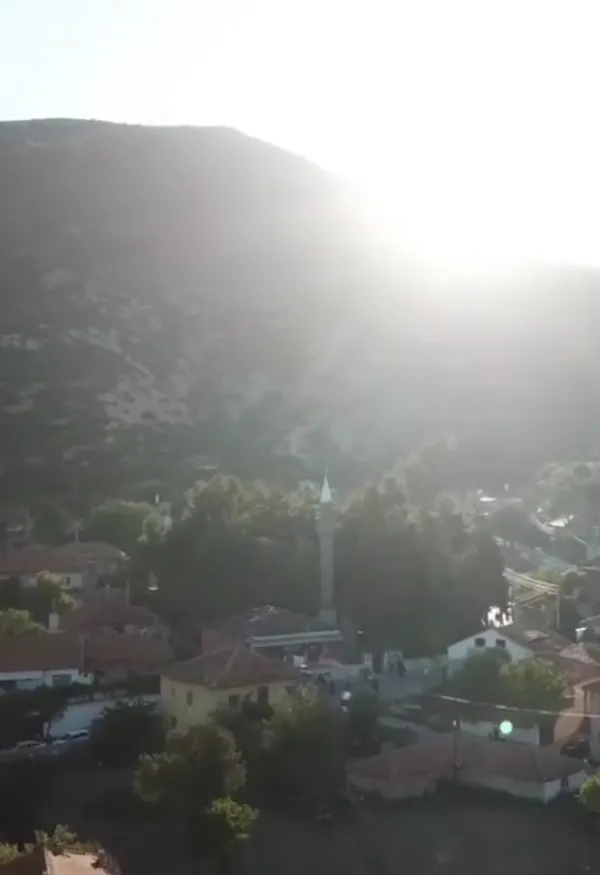 Dağlık alanda yer alan İncesu Köyü Camii ve çevresindeki yerleşim