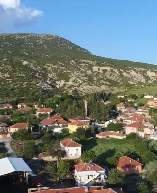 Yeşil dağ yamaçlarında yer alan İncesu Köyü Camii ve çevresindeki doğal alanlar.