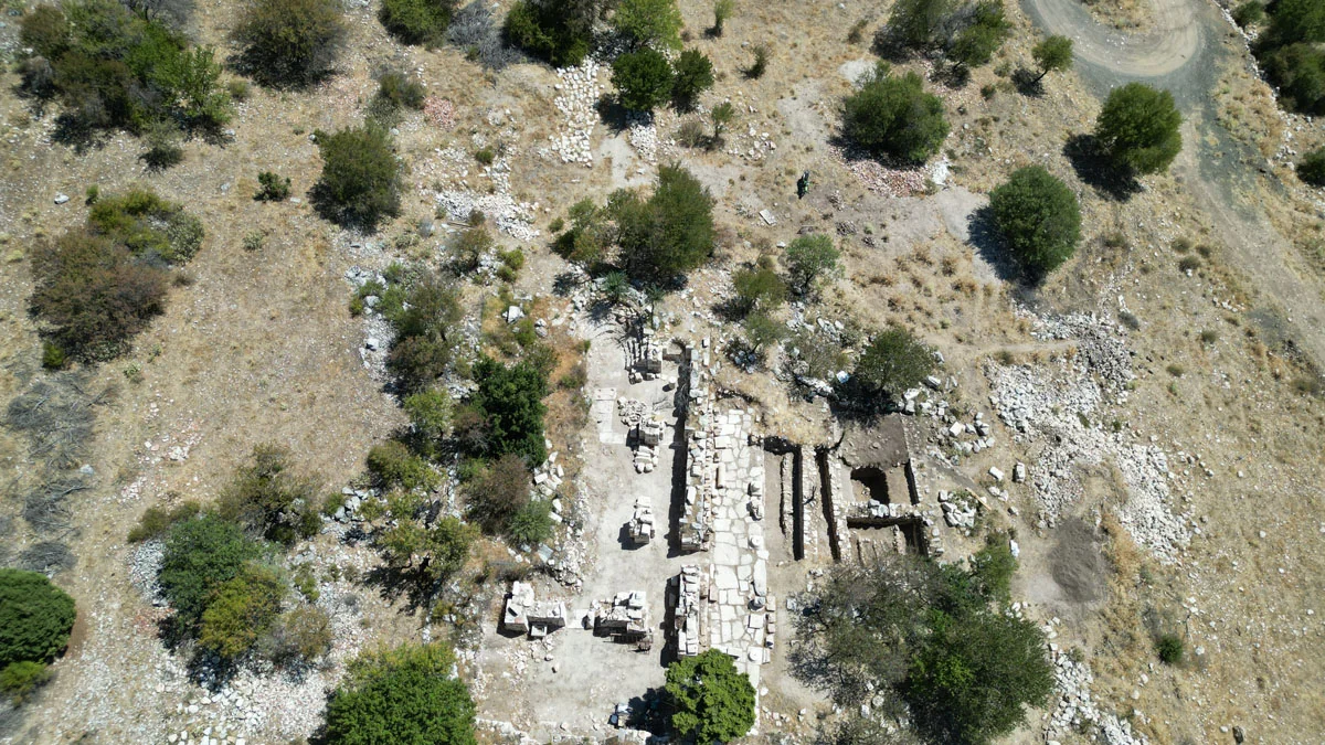 Geniş açık alanda, arkeolojik kalıntılar ve çevresindeki doğal manzara