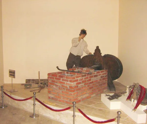 Bir sergi alanında taşırma küpü ve klasik kıyafetli figürle diorama