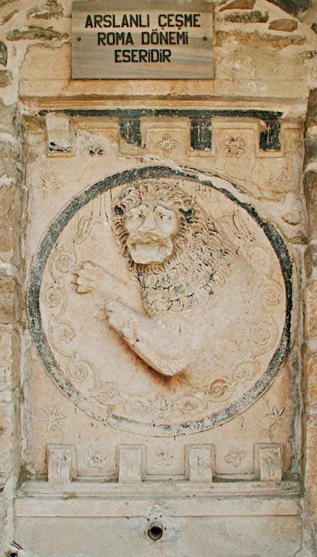 Antik Roma dönemine ait aslan figürüyle süslenmiş çeşme.