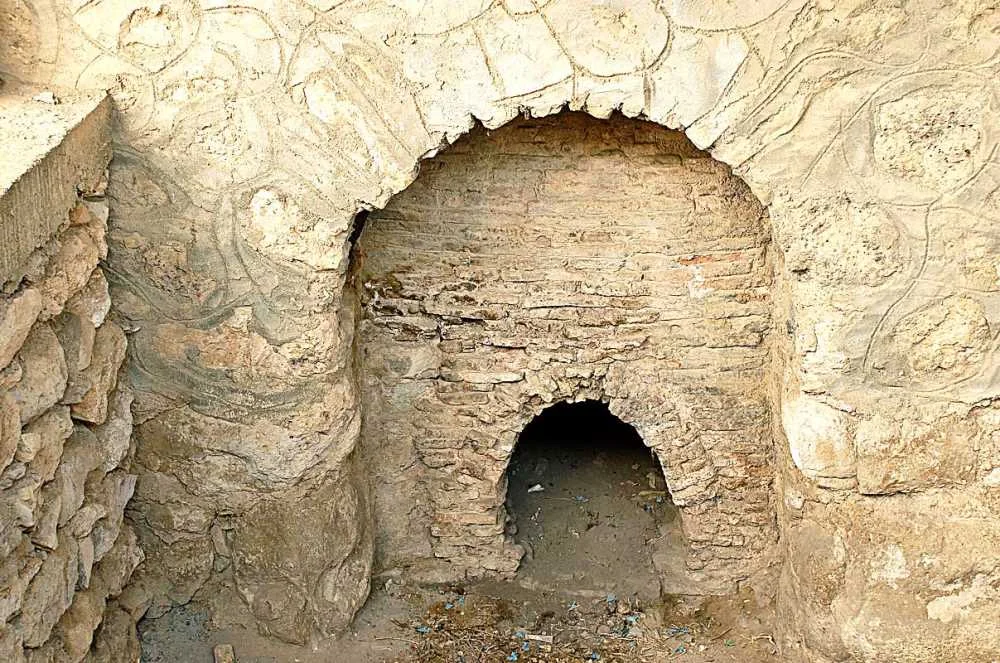 Taş bloklarla inşa edilmiş tarihi Avşar Hamamı kalıntısı, bozulmuş duvarlarıyla dikkat çekiyor.