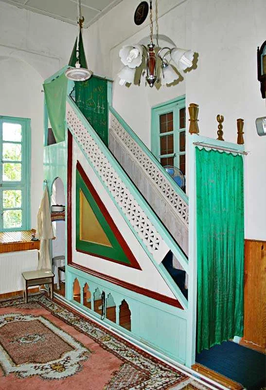 Beyaz ve yeşil tonlarda süslemelerle dolu cami iç mekanı, mihrap ve minber detaylarıyla dikkat çekiyor.