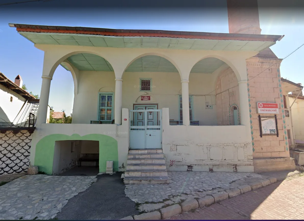 Tarihi cami, mavi çatı ve beyaz sütunlarla tarihi bir atmosfer sunuyor.