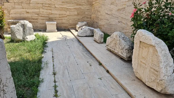 Açık alanda antik taşlardan oluşan bloklar ve doğal taş duvarlar.