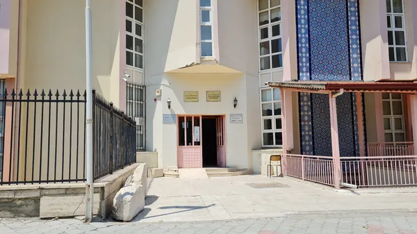 İki katlı Uluborlu Müzesi binasının ön cephesi, pembe kapı ve mavi duvar detaylarıyla.