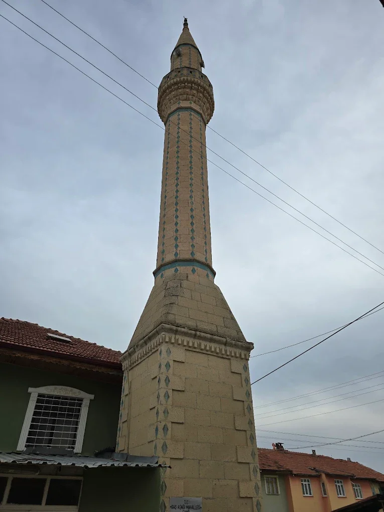 Yüksek minare ve mavi motiflerle süslü taş işçiliği dikkat çekiyor.