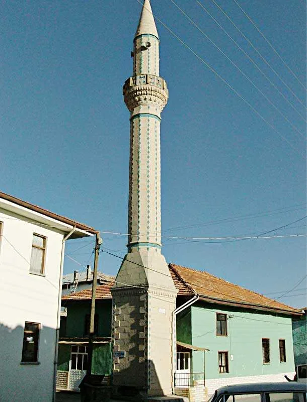Kaşaşağı Camii'nin ince minaresi ve arka plandaki renkli evler
