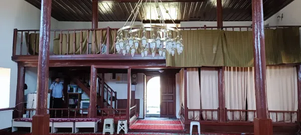 Isparta Yılanlıoğlu Camii: Isparta'nın Roma Devşirme Taşlarıyla Bezeli Tarihi İbadet Yapısı