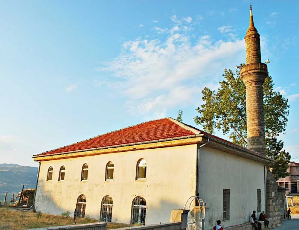 Bülbül Camii, gün ışığında beyaz duvarları ve kırmızı çatısıyla dikkat çekiyor.