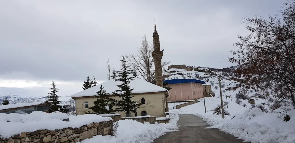 Karlı dağ köyünde minaresi olan Bülbül Camii ve çevresi