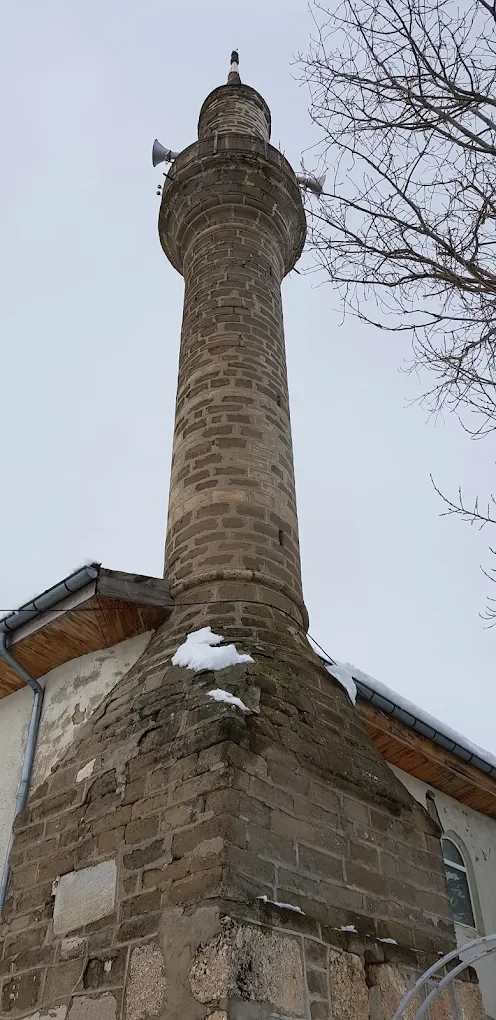 Karlı bir ortamda yer alan Bülbül Camii'nin minaresi, taş yapısıyla dikkat çekiyor.