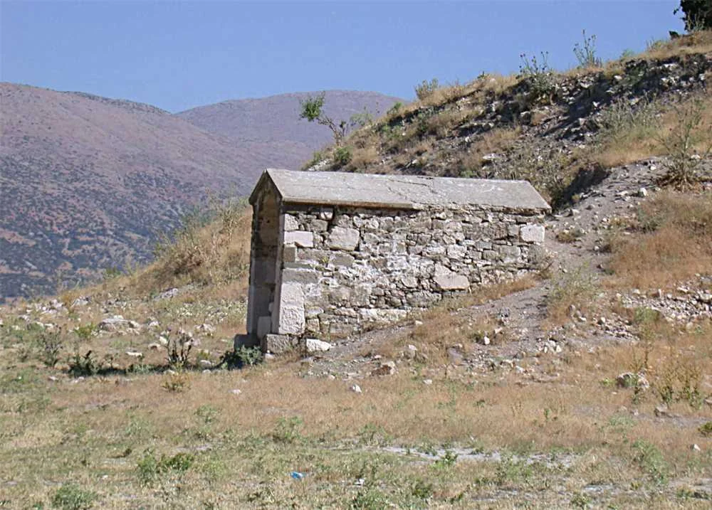 Gafle Çeşmesi - Doğanın Huzur Verici Güzelliği: Taşlar, Otlar ve Dağlar! Taşlardan yapılmış küçük bir çeşme, çevresinde sarımsı otlar ve hafif dalgalı dağlar