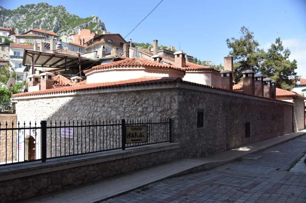 Tarihin İzlerini Taşıyan Yapı - Kiremit Çatılı Taş Duvarlar! Taş duvarlarla inşa edilmiş, kırmızı kiremitli çatısı olan Esma Sultan Hamamı