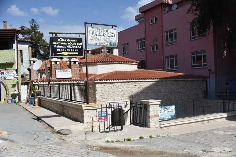 Esma Sultan Hamamı'nın Canlı Sokak Manzarası - Tarihi ve Turistik Cazibe! Taş duvarlar ve klasik kırmızı tuğla çatı ile Esma Sultan Hamamı'nın canlı sokak manzarası