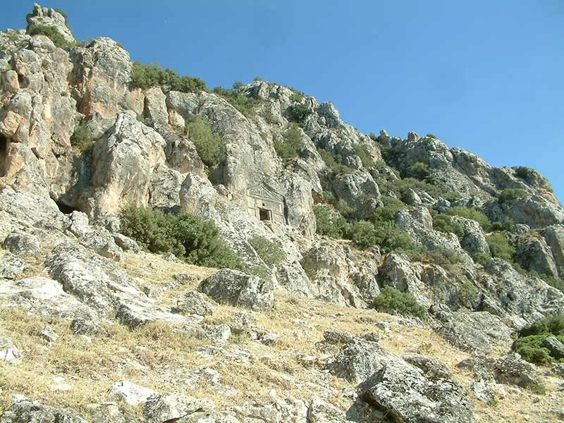 Dik kayalık alan ve doğal bitki örtüsü ile hoyran kaya mezarları manzarası