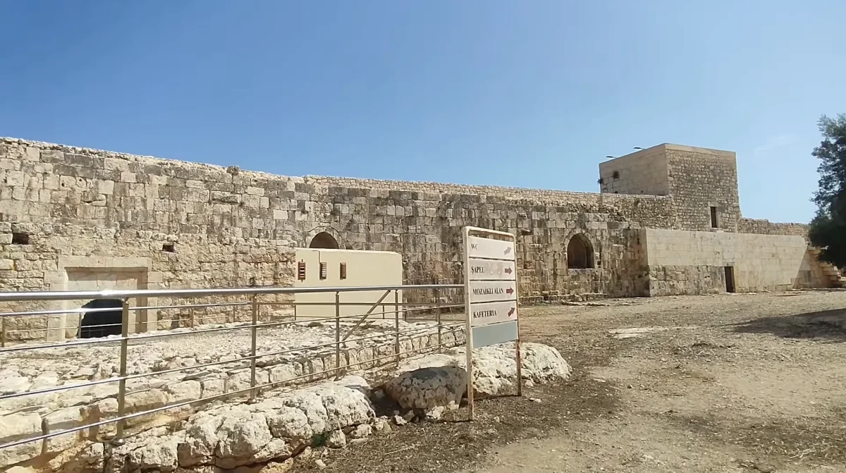 Tarihi Kız Kalesi, yüksek duvarları ve kuleyle çevrili geniş açık alan.