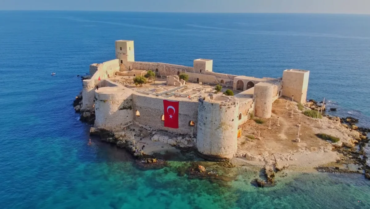 Denizin ortasında yer alan tarihi Kız Kalesi, dalgalanan Türk bayrağıyla göz kamaştırıyor.